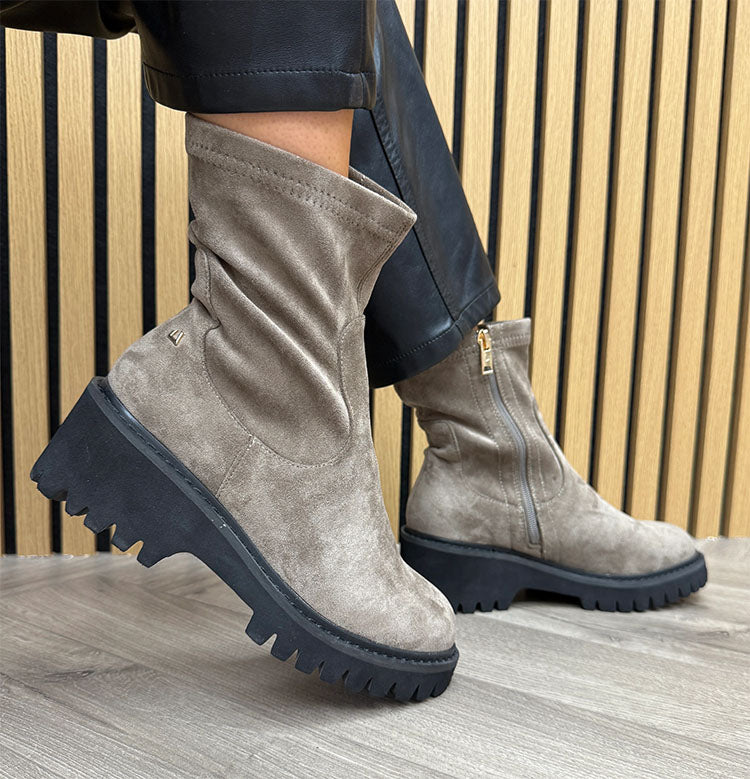 Travelin Soldier-Grey